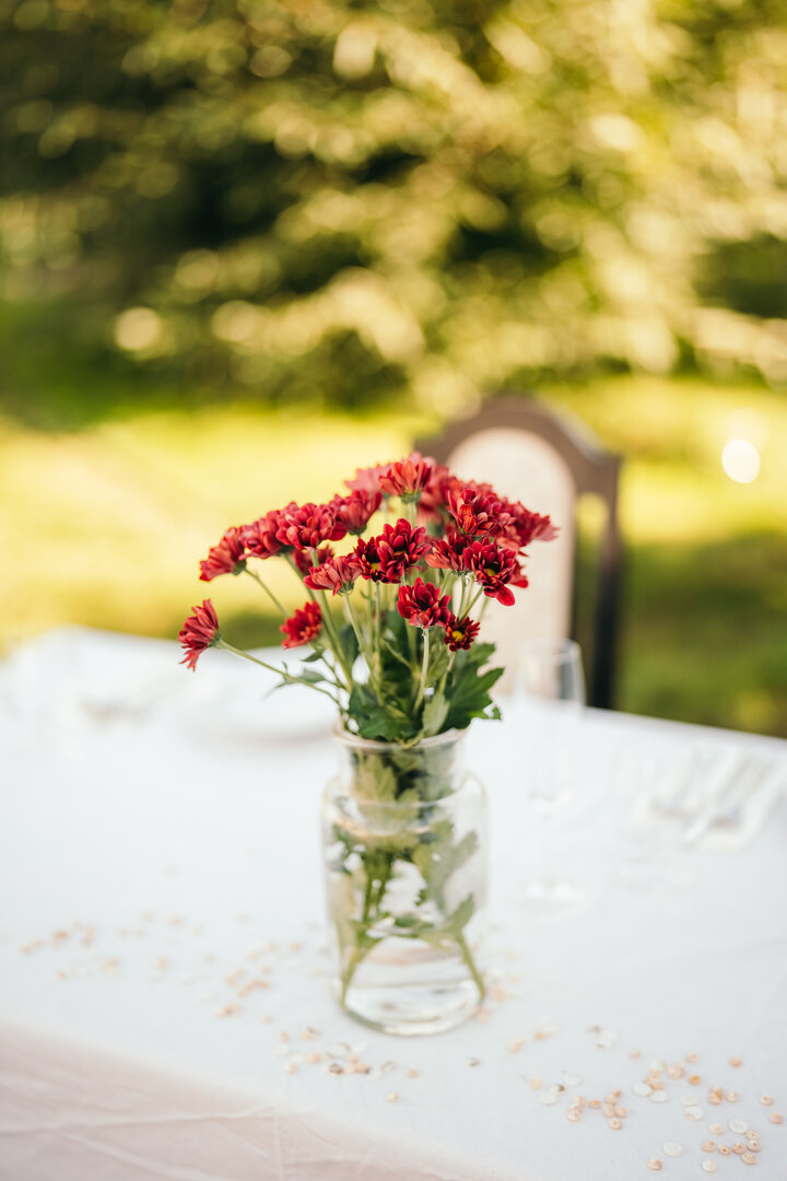 Květinová výzdoba na stole v sadu